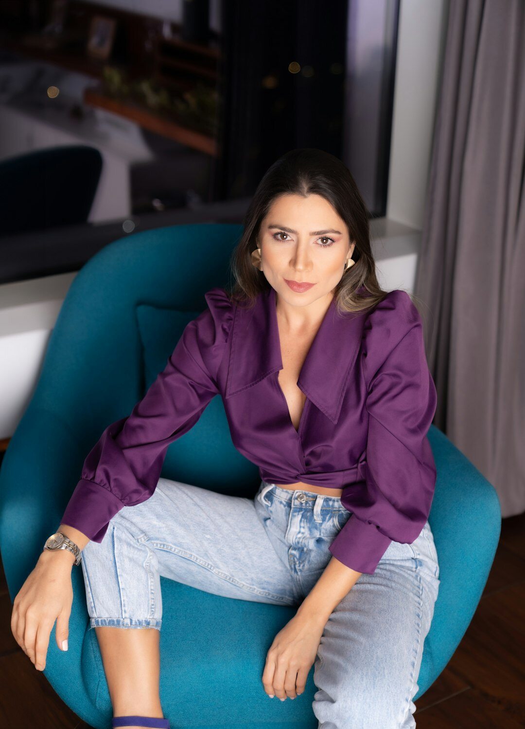 Turkish TV anchor giving a testimonial portrait